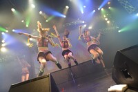 アップアップガールズ（仮）によるライブの様子。
