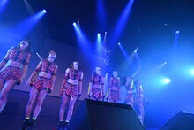 アップアップガールズ（仮）によるライブの様子。