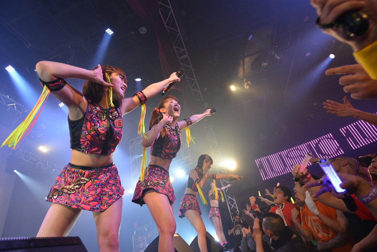 アップアップガールズ（仮）によるライブの様子。