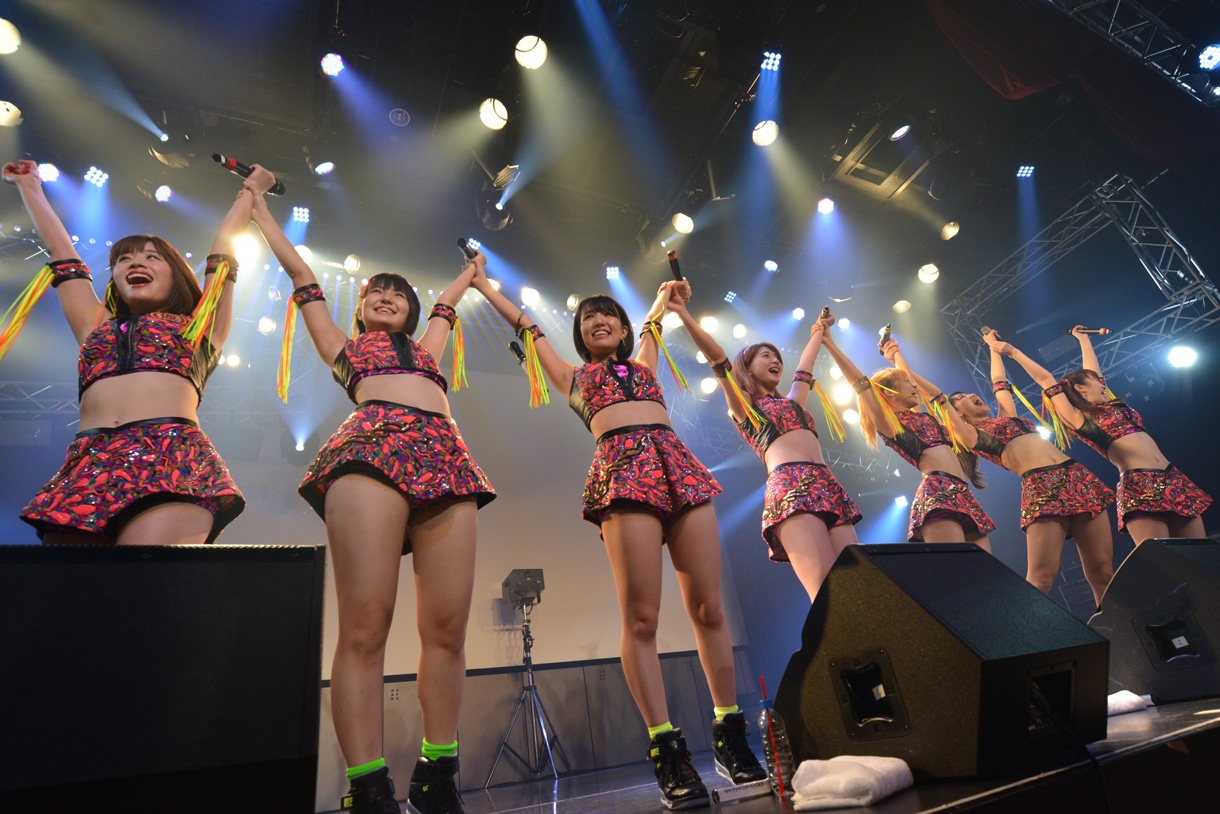 アップアップガールズ（仮）によるライブの様子。
