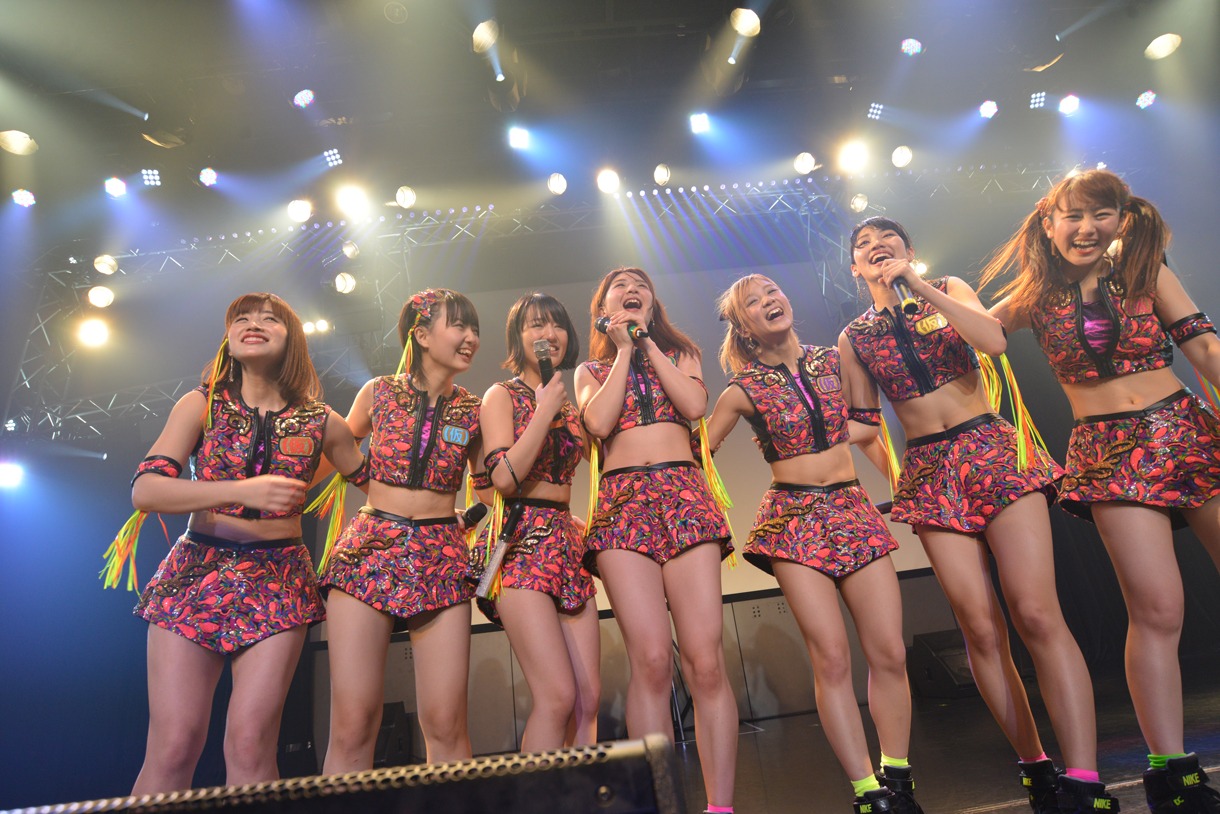 アップアップガールズ（仮）によるライブの様子。