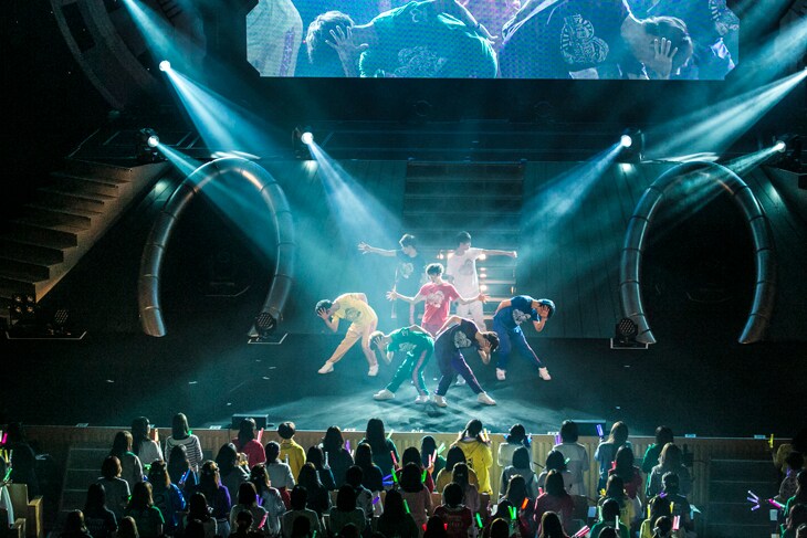超特急「BULLET TRAIN ONEMAN SHOW SPRING HALL TOUR2015 “20億分のLINK 僕らのRING”」大阪公演の様子。（撮影：米山三郎[SignaL]）