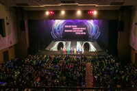 超特急「BULLET TRAIN ONEMAN SHOW SPRING HALL TOUR2015 “20億分のLINK 僕らのRING”」大阪公演の様子。（撮影：米山三郎[SignaL]）