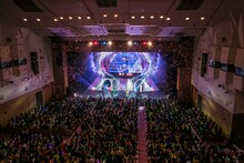 超特急「BULLET TRAIN ONEMAN SHOW SPRING HALL TOUR2015 “20億分のLINK 僕らのRING”」大阪公演の様子。（撮影：米山三郎[SignaL]）