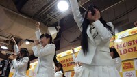アイドルネッサンス「インストアイドルネッサンス～新宿で大SAWAぎするネッサンス!!～」の様子。
