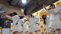 アイドルネッサンス「インストアイドルネッサンス～新宿で大SAWAぎするネッサンス!!～」の様子。