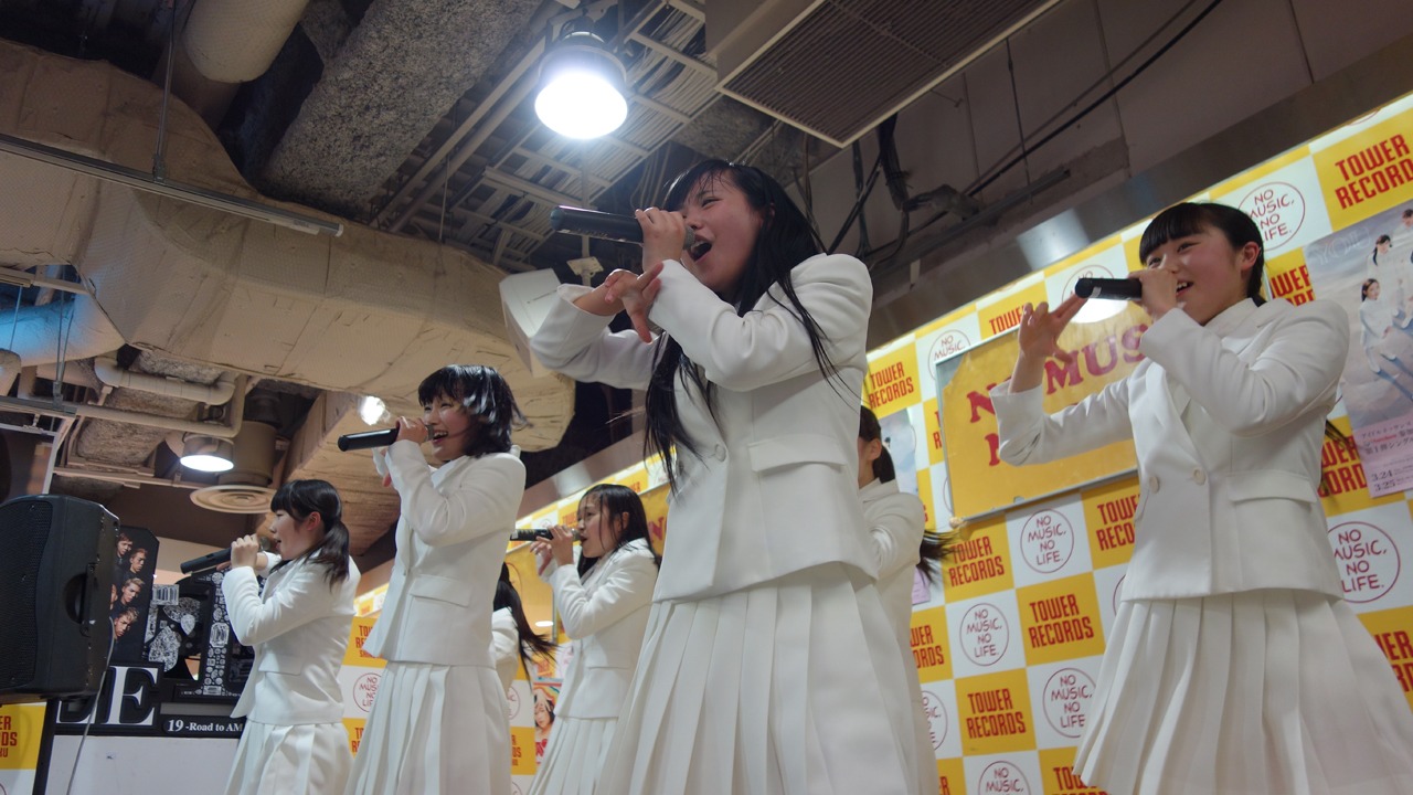 アイドルネッサンス「インストアイドルネッサンス～新宿で大SAWAぎするネッサンス!!～」の様子。