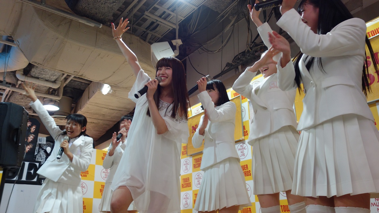 アイドルネッサンス「インストアイドルネッサンス～新宿で大SAWAぎするネッサンス!!～」の様子。