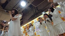 アイドルネッサンス「インストアイドルネッサンス～新宿で大SAWAぎするネッサンス!!～」の様子。
