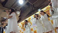 アイドルネッサンス「インストアイドルネッサンス～新宿で大SAWAぎするネッサンス!!～」の様子。