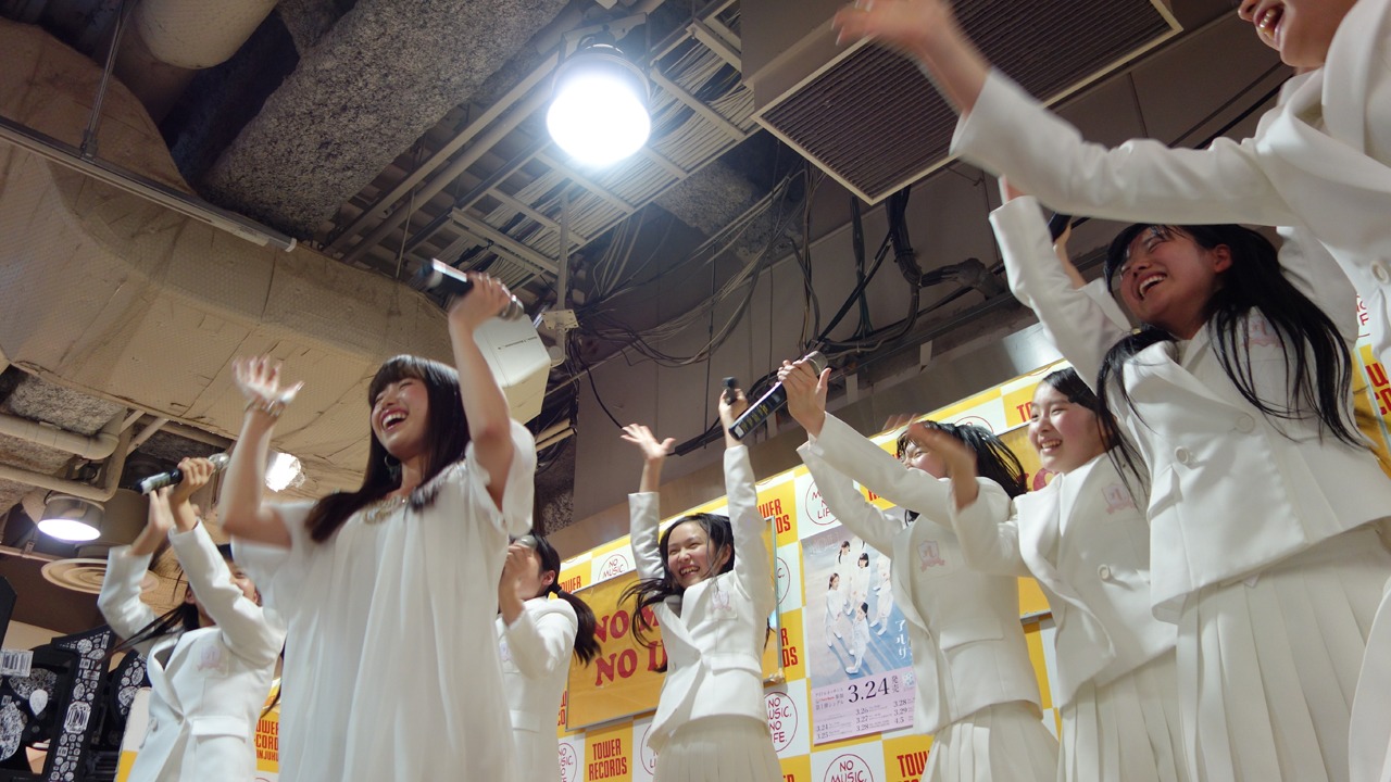 アイドルネッサンス「インストアイドルネッサンス～新宿で大SAWAぎするネッサンス!!～」の様子。