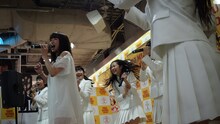 アイドルネッサンス「インストアイドルネッサンス～新宿で大SAWAぎするネッサンス!!～」の様子。