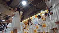 アイドルネッサンス「インストアイドルネッサンス～新宿で大SAWAぎするネッサンス!!～」の様子。