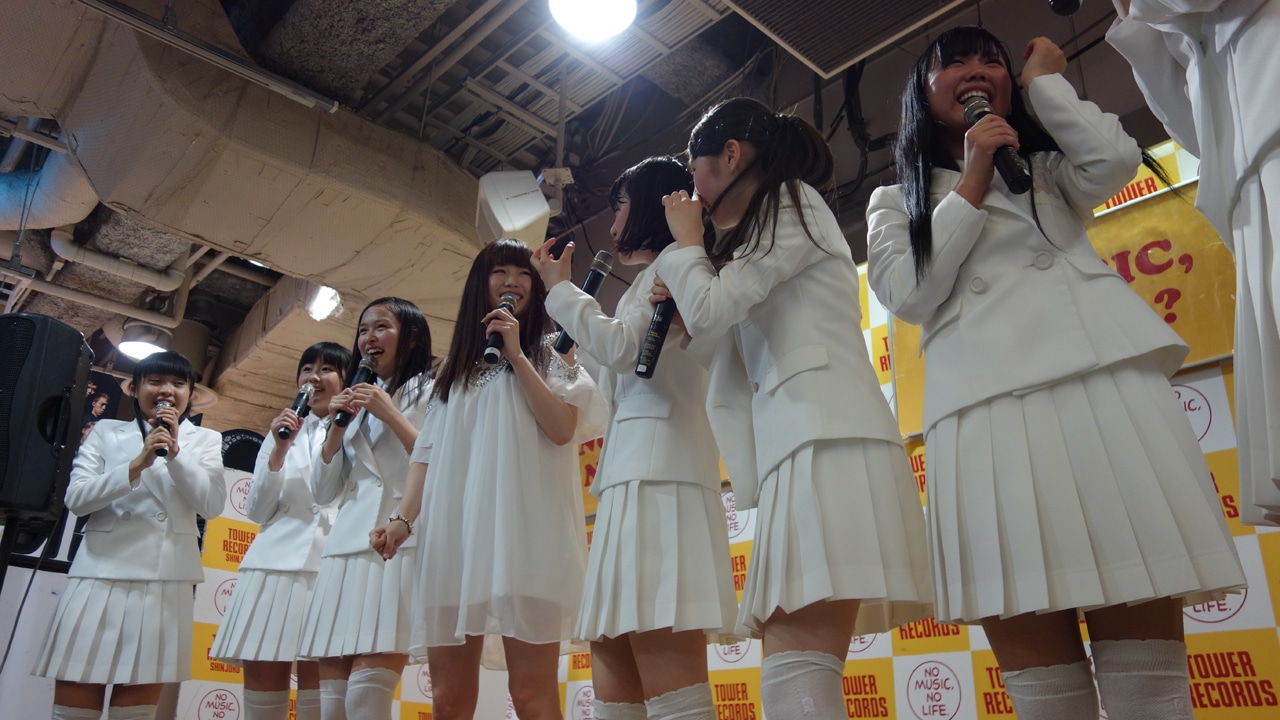 アイドルネッサンス「インストアイドルネッサンス～新宿で大SAWAぎするネッサンス!!～」の様子。