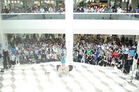 武藤彩未「I-POP」発売記念イベント 池袋サンシャインシティ噴水広場の様子。