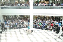 武藤彩未「I-POP」発売記念イベント 池袋サンシャインシティ噴水広場の様子。