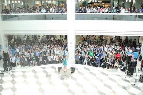 武藤彩未「I-POP」発売記念イベント 池袋サンシャインシティ噴水広場の様子。