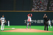 DREAMS COME TRUEによる始球式の様子。
