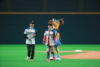 DREAMS COME TRUEによる始球式の様子。