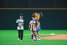 DREAMS COME TRUEによる始球式の様子。