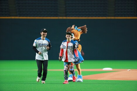 DREAMS COME TRUEによる始球式の様子。