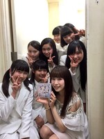 アイドルネッサンスとSAWA（下段右）の記念撮影。