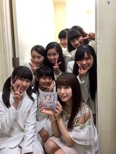 アイドルネッサンスとSAWA（下段右）の記念撮影。