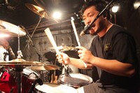 阿部貴之（Dr, Dr）（Photo by SARU[SARUYA AYUMI]）