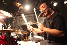 阿部貴之（Dr, Dr）（Photo by SARU[SARUYA AYUMI]）