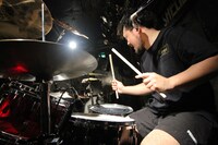 阿部貴之（Dr, Dr）（Photo by SARU[SARUYA AYUMI]）