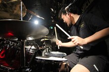 阿部貴之（Dr, Dr）（Photo by SARU[SARUYA AYUMI]）