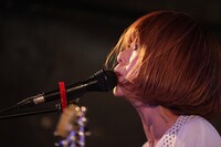 高橋智恵（Vo, G）（Photo by SARU[SARUYA AYUMI]）