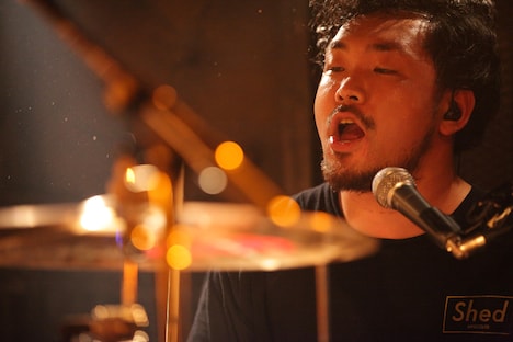 阿部貴之（Dr, Dr）（Photo by SARU[SARUYA AYUMI]）