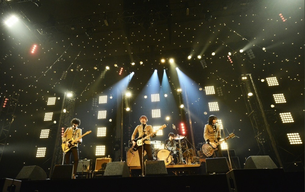 THE BAWDIES「『Boys!』TOUR 2014-2015 -FINAL-」東京・日本武道館公演の様子。（Photo by RUI HASHIMOTO[SOUND SHOOTER]）