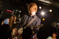 東京・下北沢SHELTERで開催された「僕らは未来に紙飛行機を飛ばせるか企画」の様子。