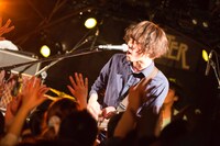 東京・下北沢SHELTERで開催された「僕らは未来に紙飛行機を飛ばせるか企画」の様子。