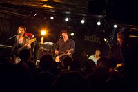 東京・下北沢SHELTERで開催された「僕らは未来に紙飛行機を飛ばせるか企画」の様子。