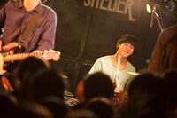 東京・下北沢SHELTERで開催された「僕らは未来に紙飛行機を飛ばせるか企画」の様子。