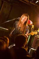 東京・下北沢SHELTERで開催された「僕らは未来に紙飛行機を飛ばせるか企画」の様子。