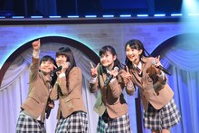 左から菊地最愛、田口華、水野由結、野津友那乃。