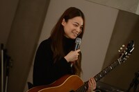 和やかにトークする片平里菜。