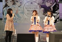 MCの女性とトークを繰り広げる洲崎綾と内田真礼。