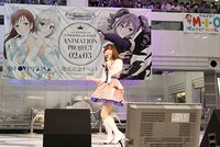 「Memories」を歌う洲崎綾。