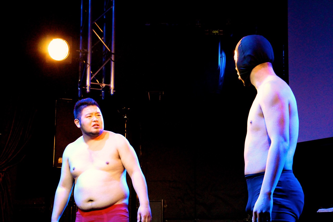 プロレス寸劇を展開する肉だんごとDEppa。