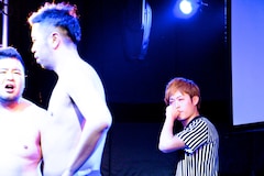 シクラメン プロレス寸劇交えた爆笑ライブ 音楽ナタリー