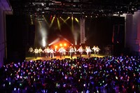 「夏にキスしていいですか？」のパフォーマンスの様子。