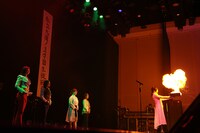 教職員紹介でマジックを披露する九瓏ケント。