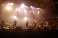 「ペドラーズ」を演奏する東京スカパラダイスオーケストラ。