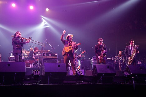 コラボレーションを披露する東京スカパラダイスオーケストラとMONGOL800。