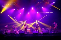 コラボレーションを披露する東京スカパラダイスオーケストラと亀田誠治。